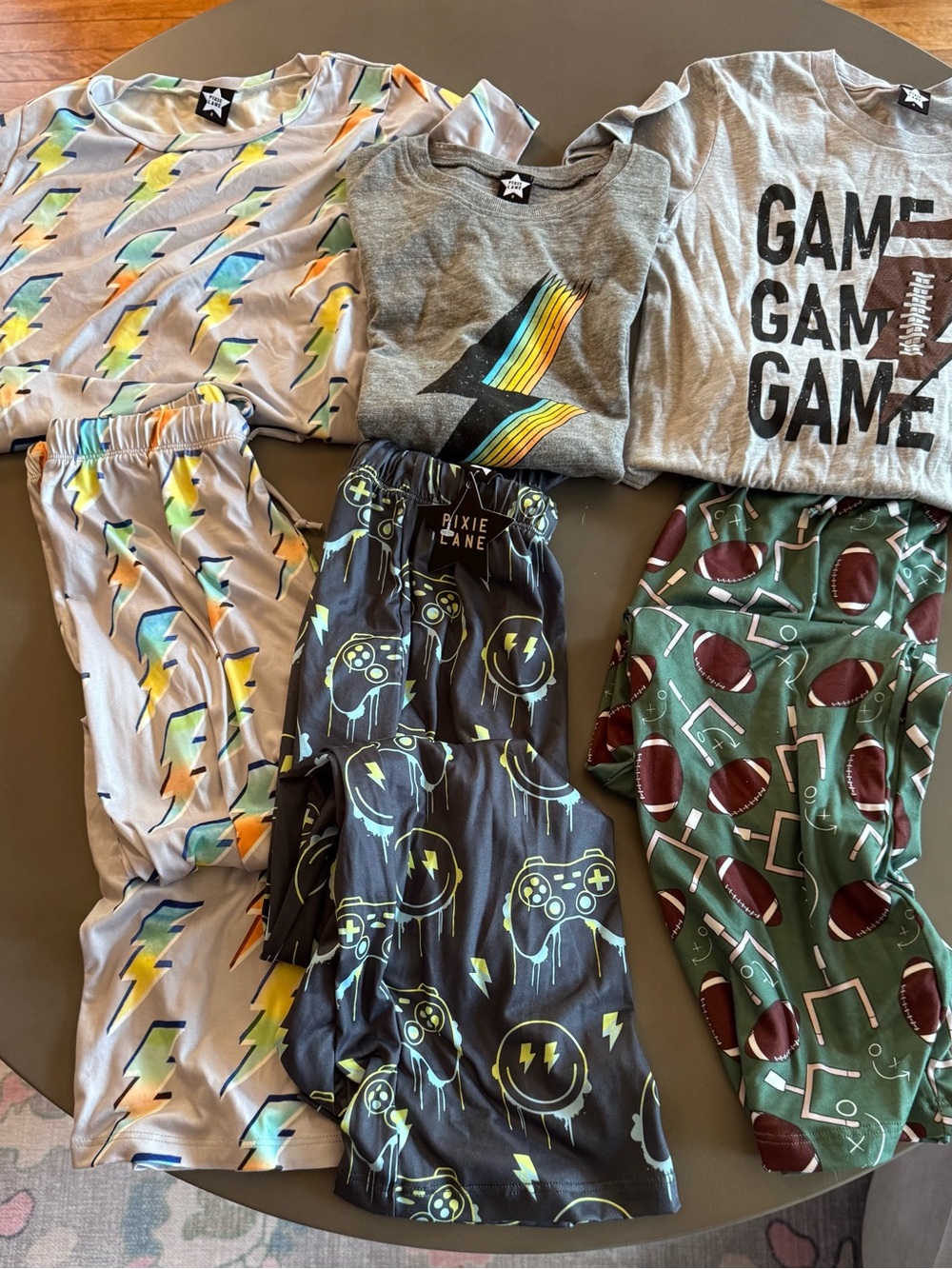 Pixkelane NWT Kids' Gray Lightning & Game Pajama Set - Gray/Green/Black